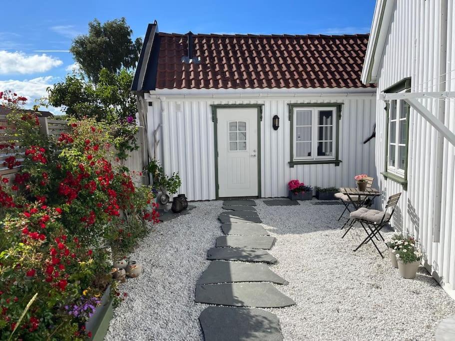 Idyllisk Lite Anneks Med Enestaende Uteplass 라비크 외부 사진