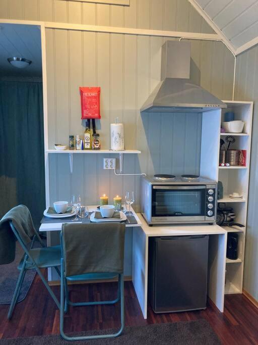 Idyllisk Lite Anneks Med Enestaende Uteplass 라비크 외부 사진