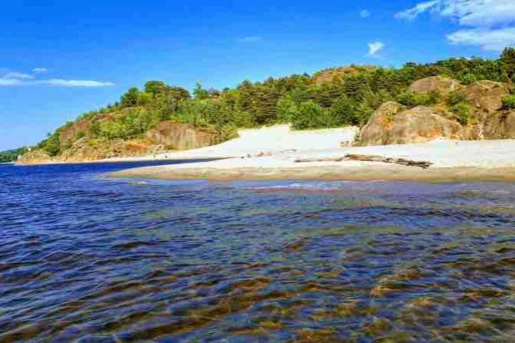 Idyllisk Lite Anneks Med Enestaende Uteplass 라비크 외부 사진